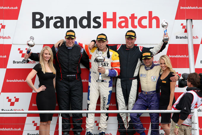 Wiebe Wijtzes twee maal naar zege op brands Hatch Podium